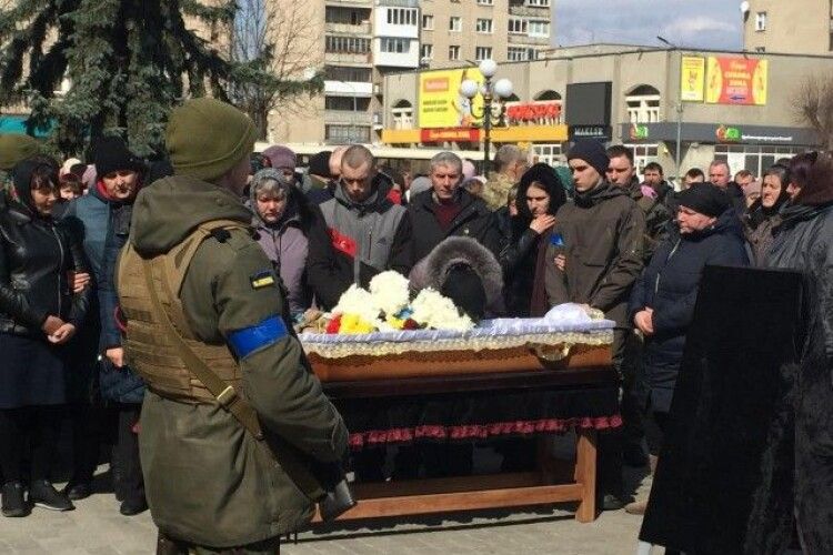 На Волині попрощалися з Героєм, який загинув рятуючи пораненого командира (Фото)