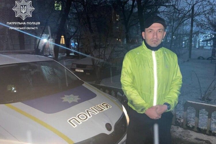 Патрульний у свій вихідний героїчно врятував дитину, винісши її з палаючої квартири (Фото)