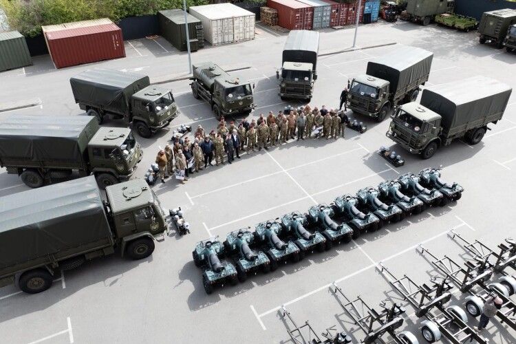 Порошенко передав підрозділам ЗСУ вантажівки, квадроцикли та комплекси РЕБ