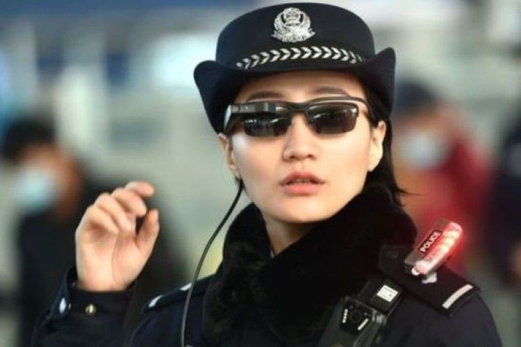 Китайська поліція знаходить підозрюваних через окуляри