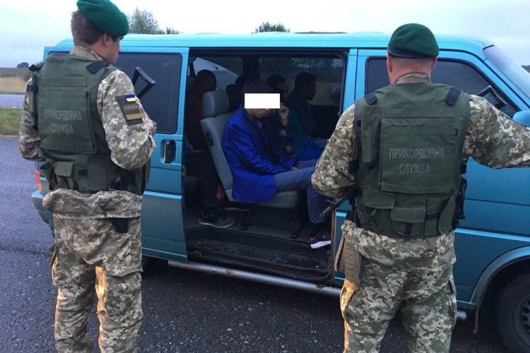 На Волині чоловік намагався вивезти у Польщу семеро громадян Бангладеш 