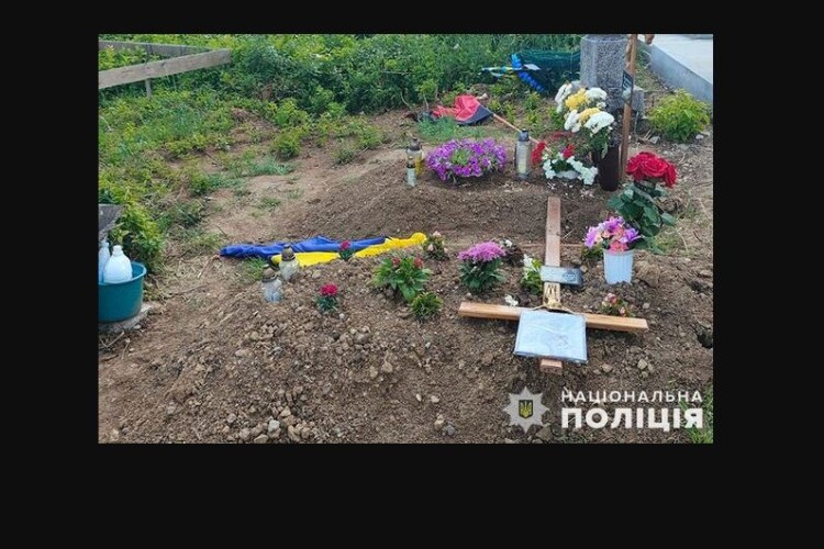 На Західній Україні здійснили наругу над десятками могил військових