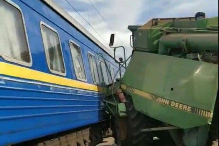 ДТП на Київщині: комбайн врізався у потяг