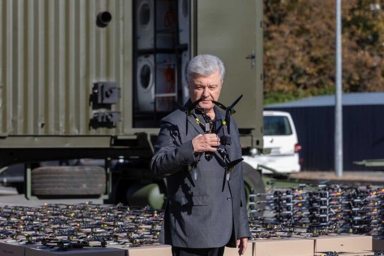 Порошенко повіз на фронт велику партію допомоги – дрони, медеваки, екскаватори і РЕБ