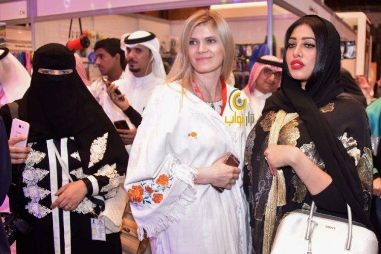 Українка одягає у «вишиванки» мешканок Саудівської Аравії