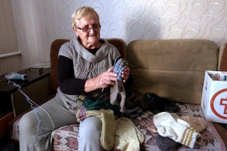 «Адідаси баби Валі»: як на Рівненщині 75-річна жінка допомагає ЗСУ
