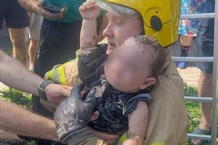 Трималася за лопату до приїзду рятувальників: на Полтавщині півторарічна дитина впала... у каналізацію