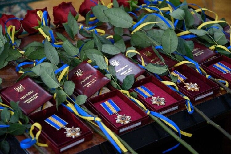 Пам'ятаємо: у Луцьку рідним загиблих волинян вручили високі нагороди