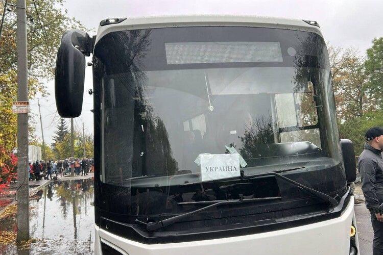 З окупованих Олешків до України виїхали 17 автобусів з людьми, до Росії - лише чотири