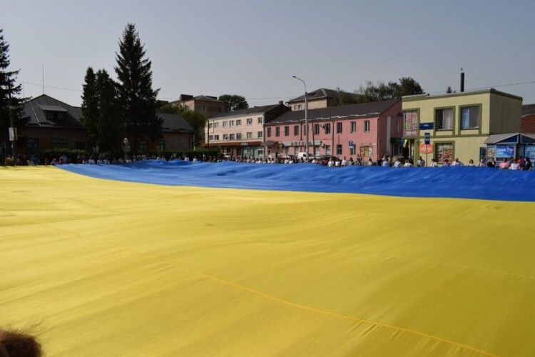 На Рівненщині розгорнули найбільший в Україні синьо-жовтий прапор