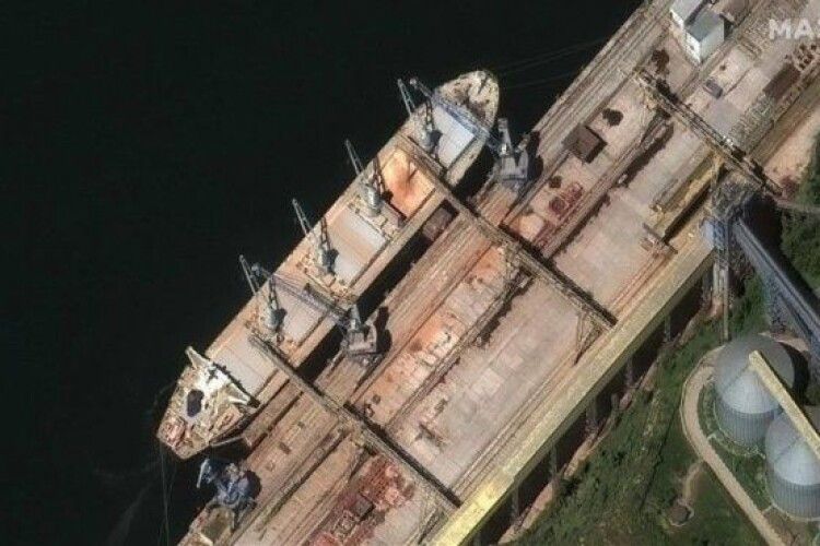 Супутник зняв, як окупанти вантажать на свої судна крадене українське зерно