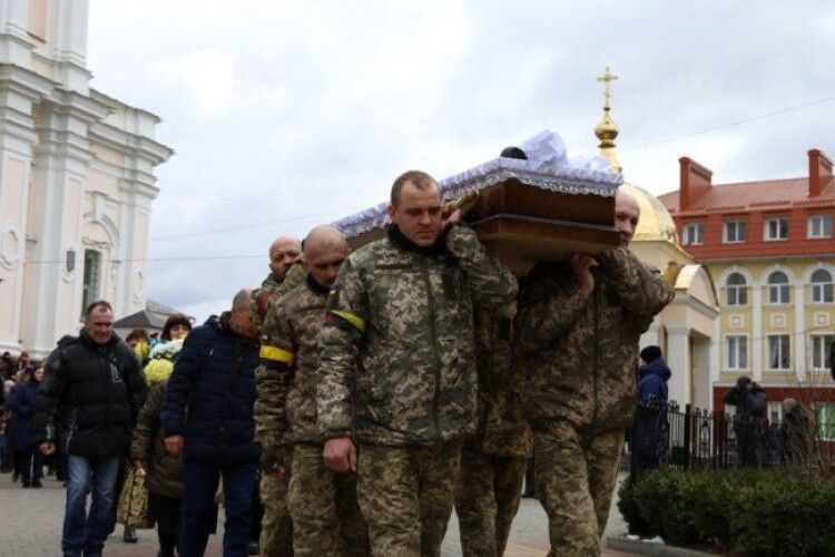 Він помер за Україну: Волиняни провели в останню путь загиблого героя (Фото)