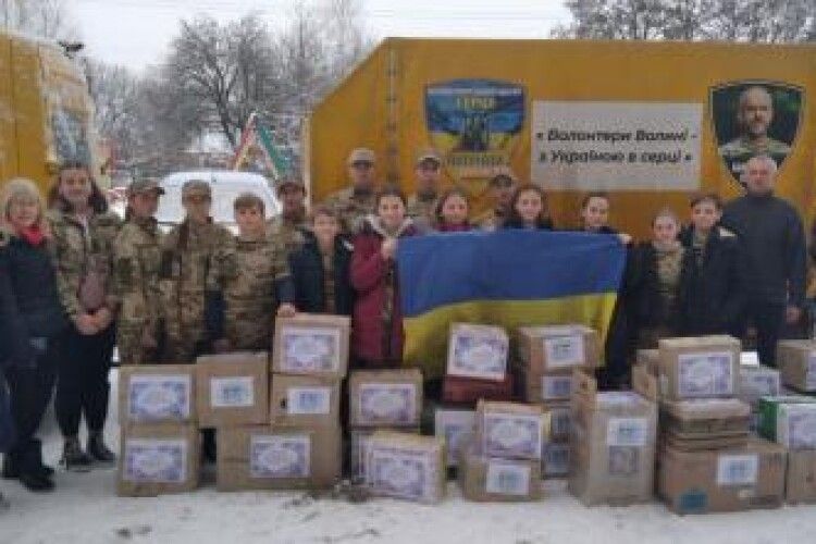 Школярі передали українським захисникам кілька десятків ящиків з гостинцями (Фото)