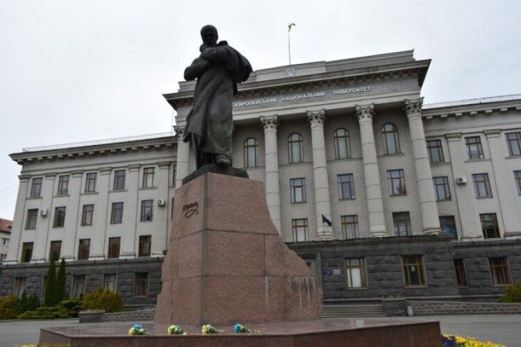 У Луцьку квіти до пам’ятника Великого Кобзаря поклали без голови ОДА, а в Іваничах - зі священниками (Фото)