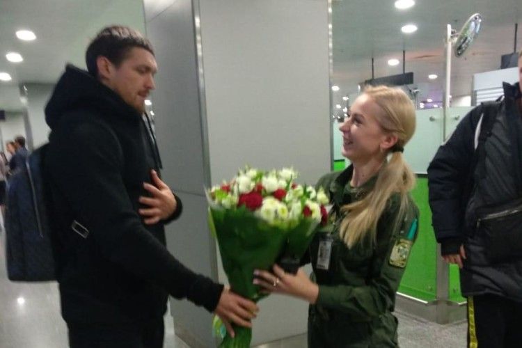 В аеропорту «Бориспіль» прикордонники привітали Олександра Усика з перемогою
