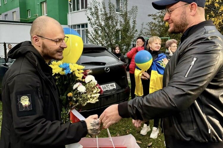 З полону Дмитра Селютіна у рідному дворі зустріла мама та мер Луцька