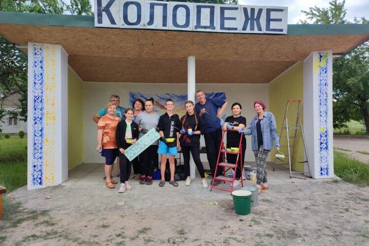 У селі на Волині художник-переселенець із компанією розмалював зупинку