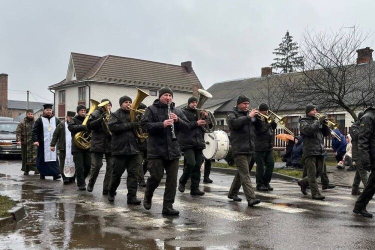 У Луцькому районі попрощались із Героєм, який поліг на Донеччині (Фото)