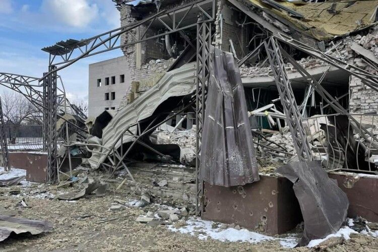 Окупанти до руїн знищили лікарню в місті Ізюм