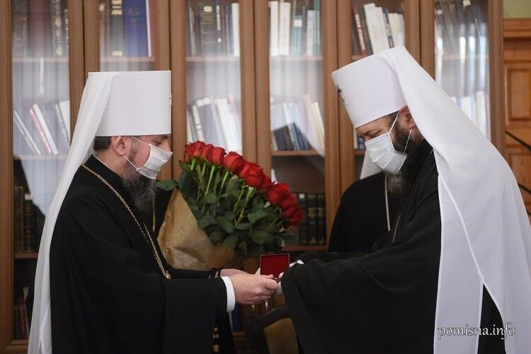 Предстоятель ПЦУ Епіфаній вручив Митрополиту Луцькому і Волинському Михаїлу орден Святого архістратига Михаїла першого ступеня і букет червоних троянд