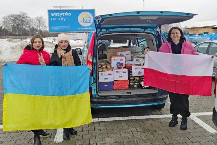 Поляки передали різдвяний подарунок Рожищенській громаді та українським захисникам