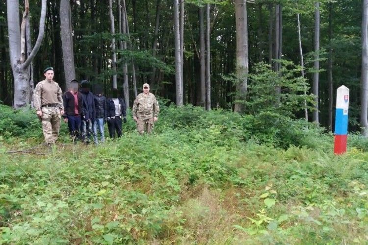 На кордоні зі Словаччиною упіймали дюжину азійських мігрантів-нелегалів