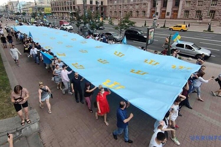 Столичним Хрещатиком крокує хода на честь Дня кримськотатарського прапора