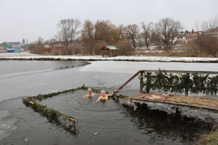 Показали, як купалися на Водохреще в Горохові (Фото)