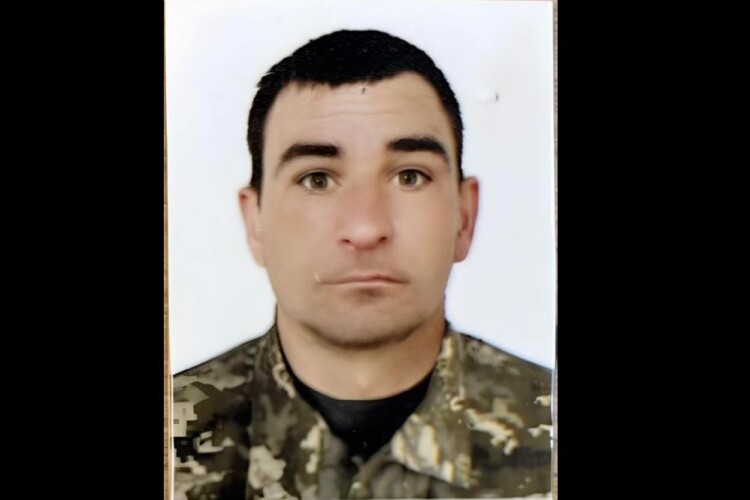 У селі на Волині просять гідно провести в останню путь Героя «на щиті»