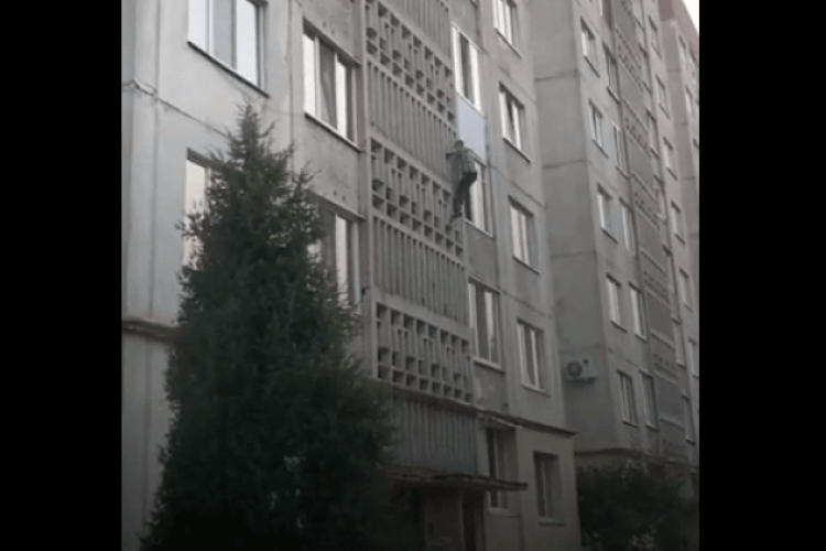 «Людина-павук»: у Луцьку помітили чоловіка, який ліз по фасаду багатоповерхівки (Відео)