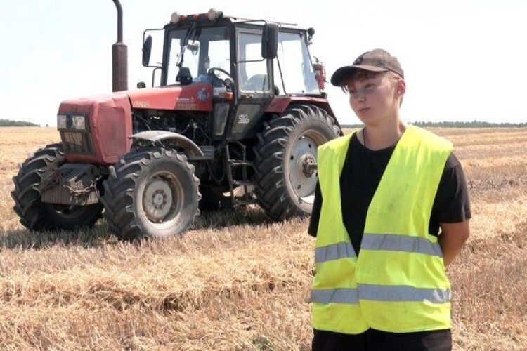 Двчата на Волині ламають стереотипи й сідають за кермо комбайнів (Відео)