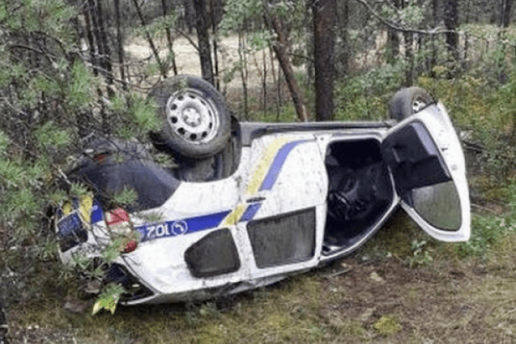 На Рівненщині автомобіль поліції злетів з дороги та перевернувся