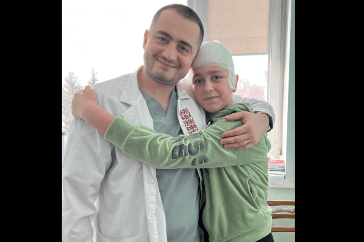 «Спасибі, що врятували!»: дівчинка, яка пережила дві операції на головному мозку, подякувала волинському лікарю (Фото)
