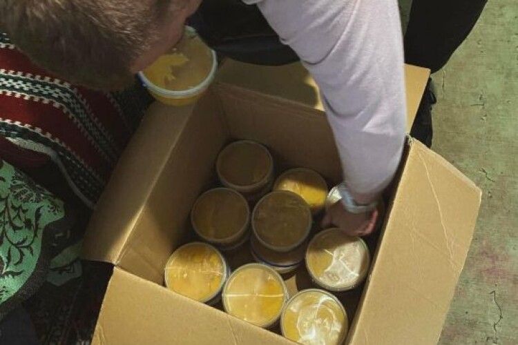Волинський пасічник передав українським військовим 20 літрів меду (Фото)
