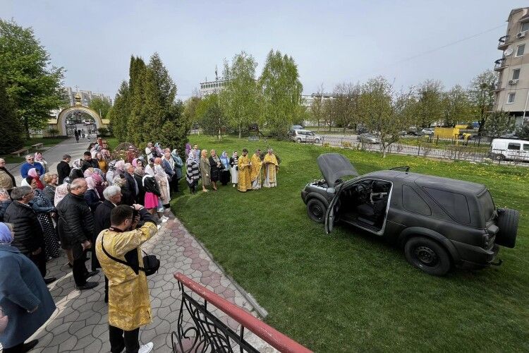 Прихожани храму у Луцьку передали автівку для захисників