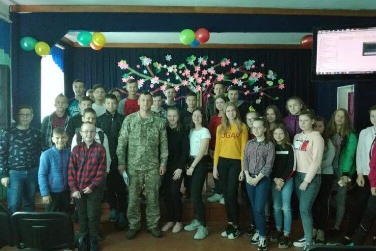 Любомльські школярі зустрілися з учасником АТО