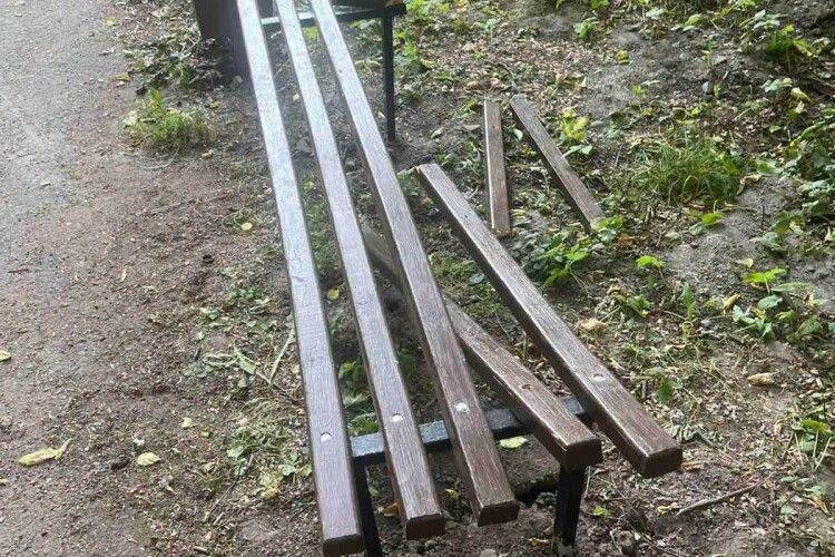 У парку волинського міста хтось потрощив лавки