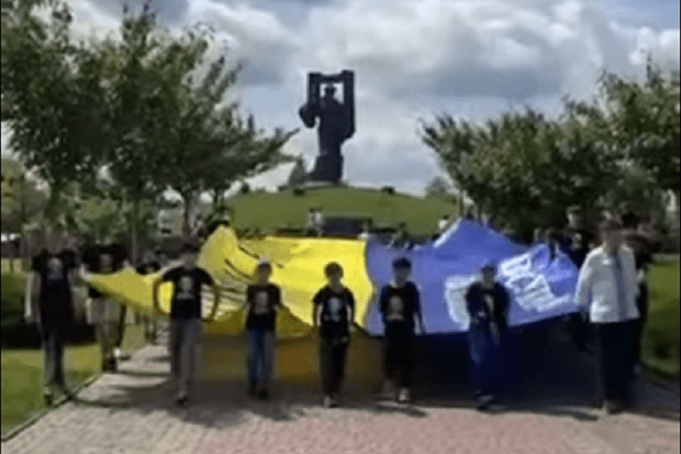 Гігантський жовто-блакитний стяг, який мандрує Україною, розгорнули у Ковелі (Відео)
