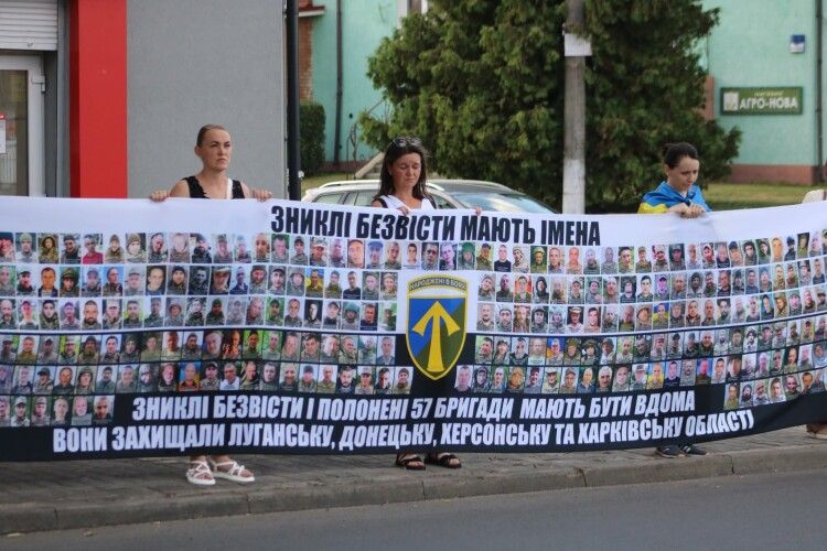 У місті на Волині люди вийшли на акцію, щоб нагадати про військовополонених та зниклих безвісти 