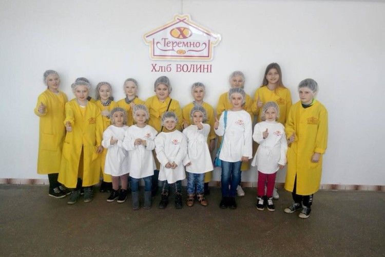 Дітям волинських бійців показали, де печуться паски
