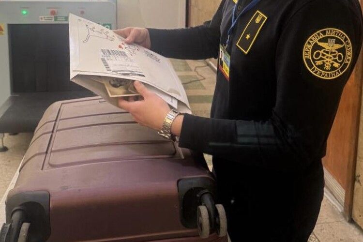 На Закарпатті у валізі киянки знайшли стародруки з Адольфом Гітлером (Фото)