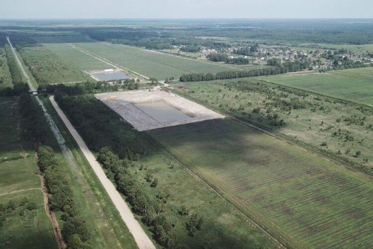На Волині орендарі, які вирощують лохину, самовільно зняли родючий шар ґрунту і побудували водойму