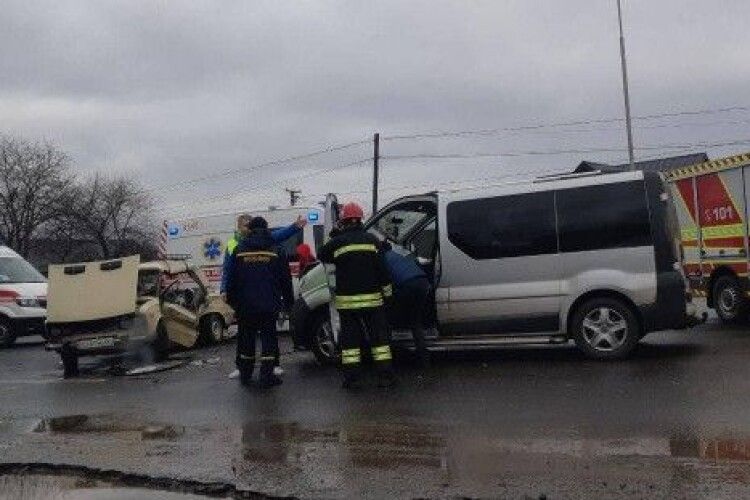 ДТП у Луцьку: троє людей потрапили до лікарні (Фото)