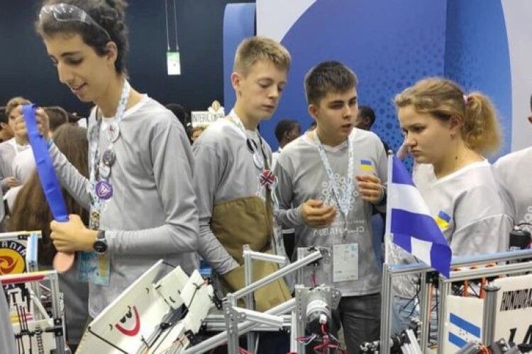 Українські діти побудували робота, який очищує океан від пластику