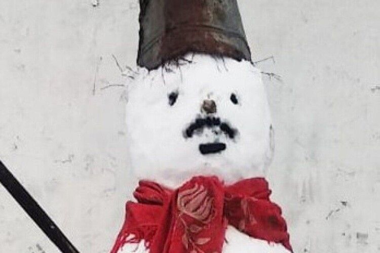 Схожий на Лукашенка: білорусові, який зліпив сніговика, загрожує арешт (Фото)
