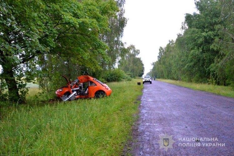 Злетіла в кювет і врізалася в дерево: на Волині загинула молода водійка