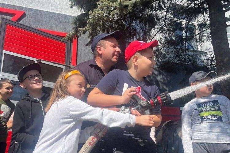 У наймолодшому місті на Волині до рятувальників навідались школярі