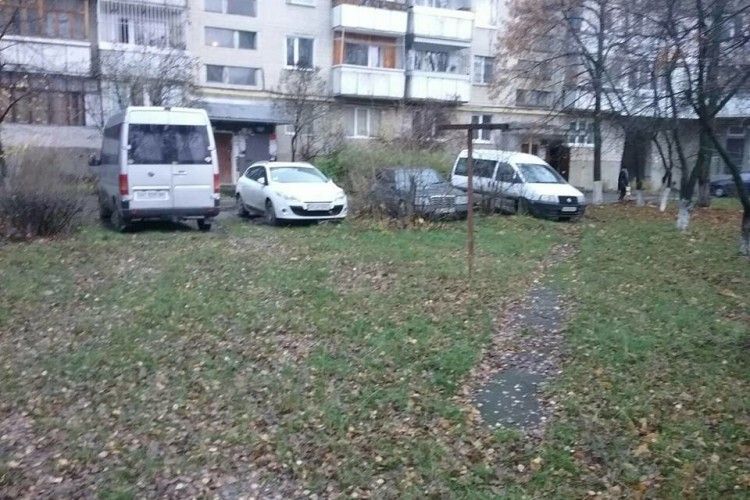 Муніципали взялися за автівки, що «ночують» на вулицях