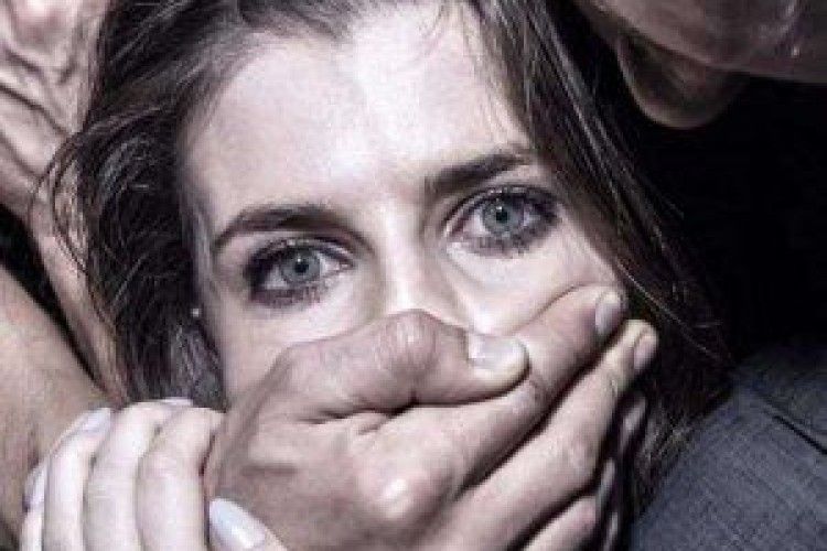 Хлопець відлупцював свою колишню, а ось зґвалтувати не встиг – нагодилася поліція 