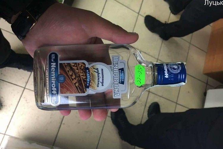 Луцьку продавчиню з «Трьох горішків» покарають за продану о сьомій ранку «чвертку»  